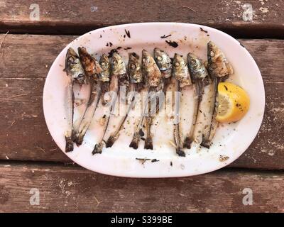 Sardine mediterranee dopo barbecue al limone Foto Stock