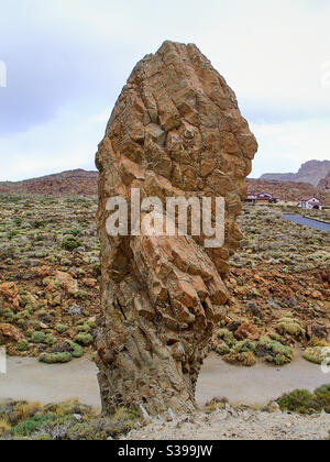 una formazione rocciosa bizzarra chiamata garcia nella forma di un dito sollevato al centro della lava Rock a Pico del Teide nel Parco Nazionale Tenerife Foto Stock