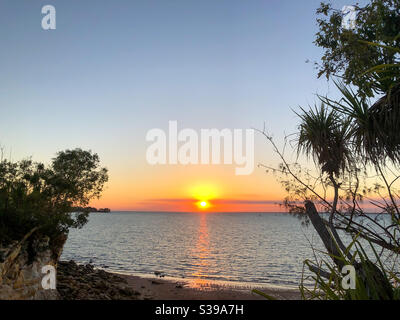 Tramonto sul porto di Darwin a Darwin, territorio del Nord Australia Foto Stock