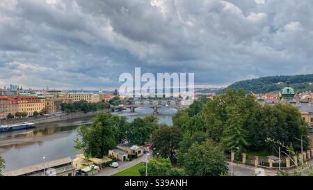 Vista panoramica sulla città vecchia di Praga e sui ponti sul fiume Moldau. Foto Stock