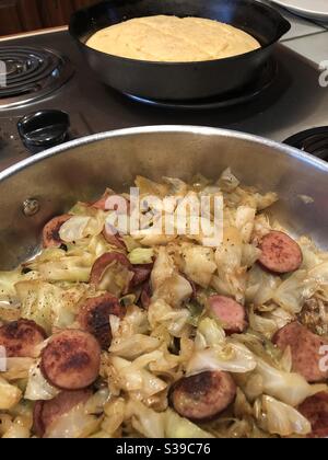 Cipolle di cavolo fritte in stile meridionale e salsiccia con pane di mais caldo Foto Stock