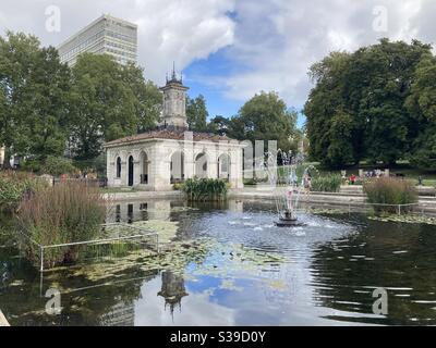 I Giardini Italiani di Hyde Park in una giornata estiva con un suggestivo riflesso in un laghetto. Foto Stock