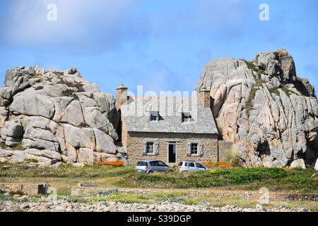 Famosa casa tra le rocce della costa di granito rosa Nella regione francese Bretagne Foto Stock