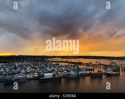 Settembre tramonto su passeggiata Marina e fiume Coquet Foto Stock