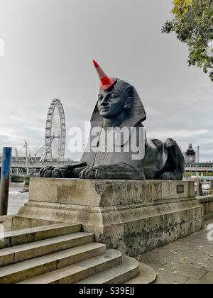London Eye e Sphinx con cono di traffico su Southbank Foto Stock