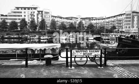 Bristol, Inghilterra, Regno Unito - Settembre 2020: Foto in bianco e nero di Wapping Railway Wharf al porto di Bristol, Inghilterra, Regno Unito Foto Stock