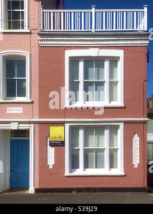 Aldeburgh, Suffolk, Regno Unito - 9 settembre 2020: Flinders Cottage sul lungomare in vendita. Foto Stock