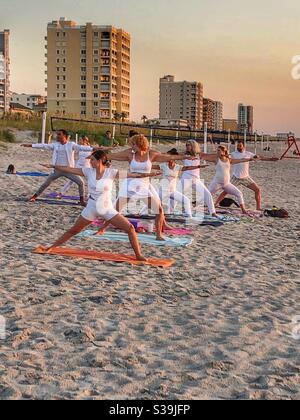 Sunrise yoga sulla spiaggia, Jacksonville Beach, Florida Foto Stock