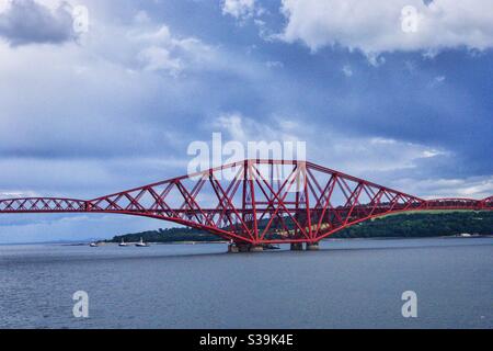 Forth ponte sul fiume Forth a Edimburgo, Scozia. Foto Stock