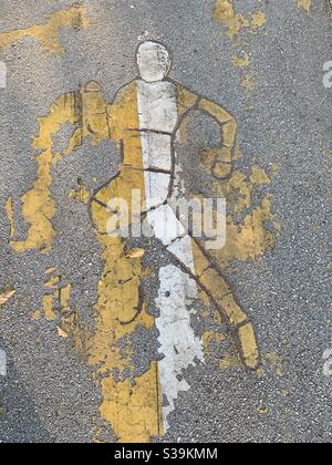 Immagine sbiadita di una persona che corre sul marciapiede Foto Stock