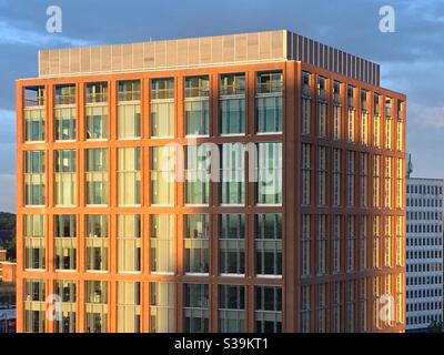 Edificio del comune di Coventry in una luminosa luce del sole del mattino. Foto Stock