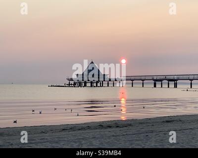 Alba al molo di Heringsdorf, bagni imperiali, Usedom, Meclemburgo Vorpommern, Germania, Europa Foto Stock