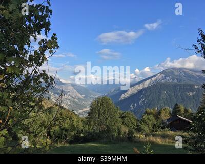 Vista di Saint Jean de Maurienne Montagne della Savoia Foto Stock