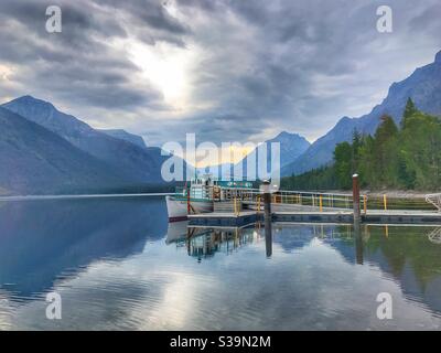 Barca su un bock sul lago McDonald in Glacier National Parcheggio Foto Stock