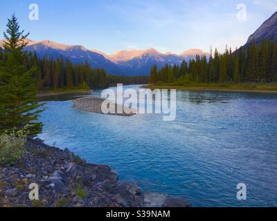 Viaggiando in Alberta, lungo l'autostrada Transcanada, il fiume Bow, Canadian Rockies, Banff National Park, Canada Foto Stock