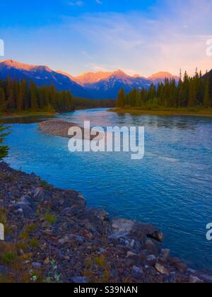 Viaggiando in Alberta, lungo l'autostrada Transcanada, il fiume Bow, Canadian Rockies, Banff National Park, Canada Foto Stock