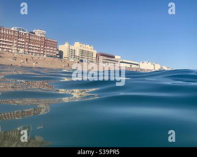 Vista verso la spiaggia di Brighton dal mare Foto Stock