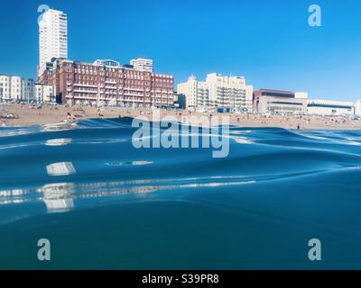 Vista verso la spiaggia di Brighton dal mare Foto Stock