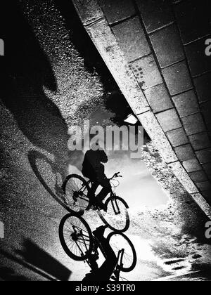 Vista monocromatica del ciclista sulla strada. Foto Stock