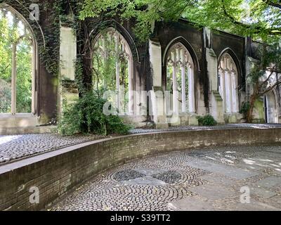 Finestre ad arco in pietra a st Dunstan nella chiesa orientale giardino Foto Stock