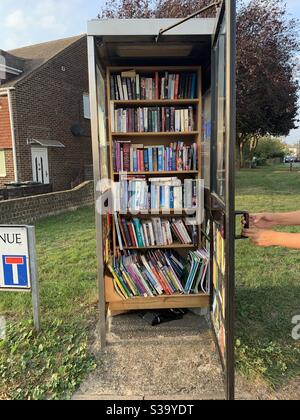Libri in n vecchia libreria di scatola del telefono Foto Stock