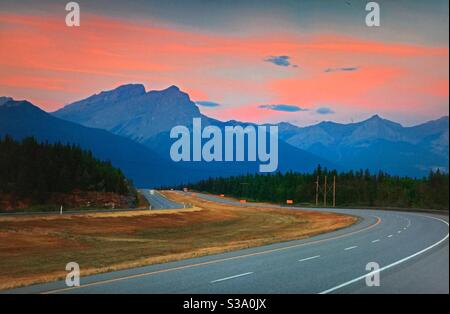 Alberta Bound, Sunrise, TransCanada Highway, Canadian Rockies, Bow Valley Provincial Park, Alberta. In viaggio in Alberta Foto Stock