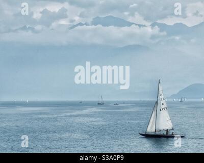 Barche sul lago di Thun, Svizzera Foto Stock