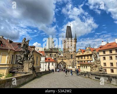 Il Ponte Carlo costruito nel 1357 e la Torre del Ponte Malostranska. Foto Stock