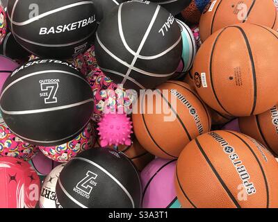 Palloni da basket e altre palle in vendita nel negozio Kmart, centro commerciale Chatswood Chase, Chatswood, Sydney, NSW, Australia Foto Stock