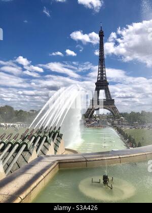 La Torre Eiffel vista dal Trocadero accanto ai cannoni d'acqua, Parigi, Francia Foto Stock