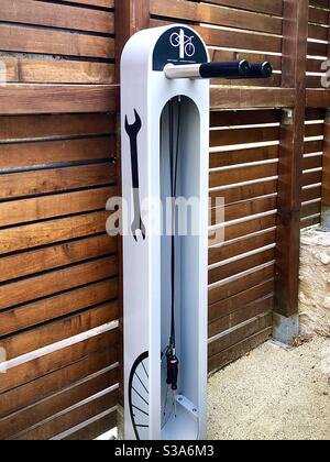 Stazione pubblica di pompe per pneumatici in bicicletta presso il villaggio mairie (municipio) di le Leroux, Indre-et-Loire, Francia. Foto Stock