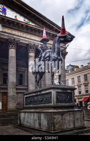 Galleria d'Arte moderna di Glasgow di fronte alla galleria si trova una statua del Duca di Wellington che di solito ha un cono sulla sua testa. Foto Stock