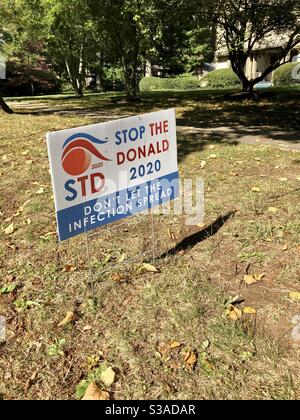 PRINCETON, NJ -Vista di un segnale politico anti-Trump sul prato che dice STD fermare il Donald durante la campagna presidenziale americana del 2020 in un cortile in New Jersey. Foto Stock