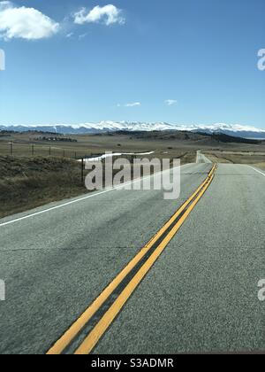 Colorado Rocky Mountains con neve in lontananza Foto Stock