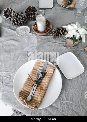 Un semplice tavolo per le feste scandinave Foto Stock