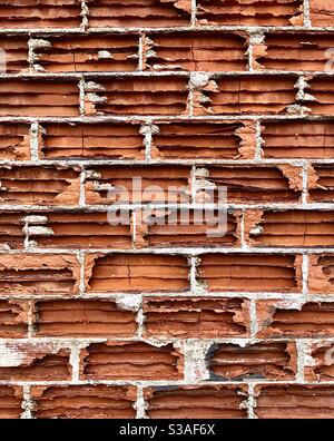 Dettaglio della parete di mattoni danneggiata dal gelo. Foto Stock