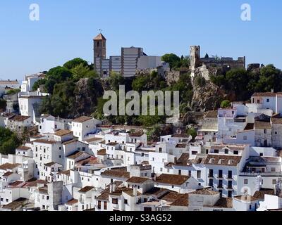 Il bellissimo villaggio bianco di Casares nel sud della Spagna Foto Stock