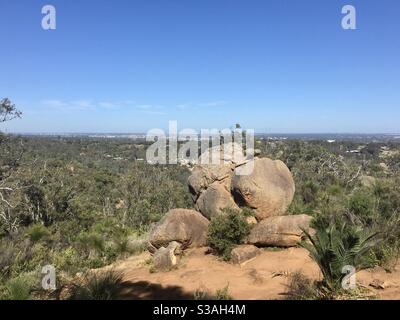 Vista dal John Forrest National Park, Australia occidentale, con una pila di roccia in primo piano Foto Stock