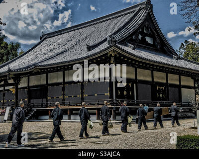 I monaci camminano in fila al tempio buddista di Ninna-ji a Kyoto, Giappone. Foto Stock