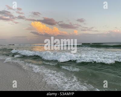 Tramonto sulle acque color smeraldo del Golfo di Messico Florida Foto Stock