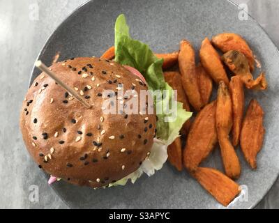 Hamburger di manzo con zeppe di patate dolci alla Nutrition Station, Bondi Junction, Sydney, Australia Foto Stock