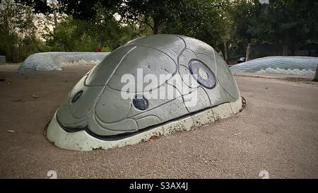 LOS ANGELES, CA, LUGLIO 2020: Serpente in cemento nell'area giochi per bambini al Vista Hermosa Park, vicino al centro DI LOS ANGELES Foto Stock