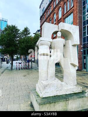 Statua e scooter a Birmingham Foto Stock