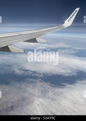 Volare su un aereo Ryanair. Vista dalla finestra dell'aereo. Ottobre 2020 Foto Stock