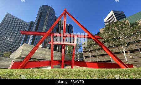 LOS ANGELES, CA, 2020 LUGLIO: Rosso brillante, scultura in acciaio 'Shoshone' di Mark DiSuvero, 1982, fuori dal Citigroup Center in Downtown, con Westin Bonaventure hotel sullo sfondo Foto Stock