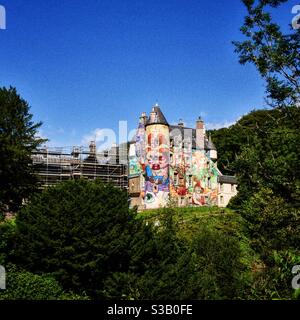 Il Castello di Kelburn è stato dipinto in brillanti graffiti brasiliani a Fairlie, nel Nord Ayrshire, in Scozia. Foto Stock