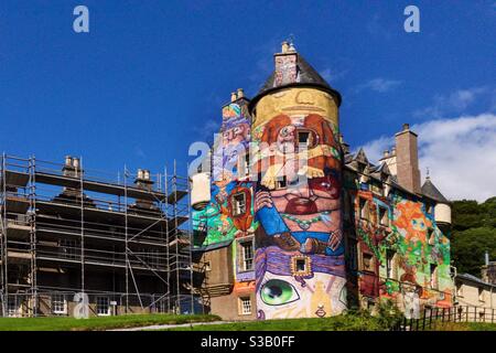 Il Castello di Kelburn è stato dipinto in brillanti graffiti brasiliani a Fairlie, nel Nord Ayrshire, in Scozia. Foto Stock