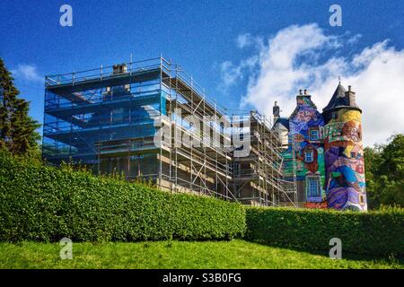 Il Castello di Kelburn è stato dipinto in brillanti graffiti brasiliani a Fairlie, nel Nord Ayrshire, in Scozia. Foto Stock