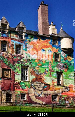 Il Castello di Kelburn è stato dipinto in brillanti graffiti brasiliani a Fairlie, nel Nord Ayrshire, in Scozia. Foto Stock