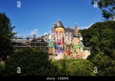 Il Castello di Kelburn è stato dipinto in brillanti graffiti brasiliani a Fairlie, nel Nord Ayrshire, in Scozia. Foto Stock